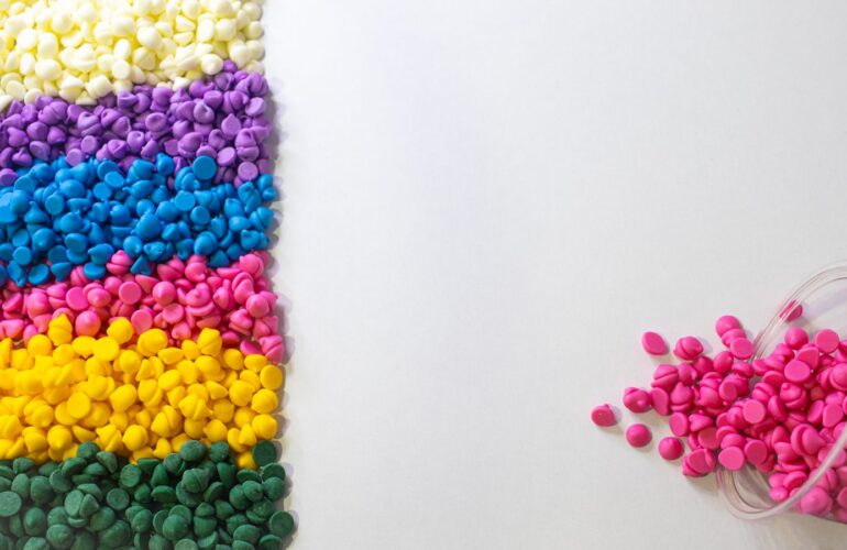 Coloured plastic polymer pellets