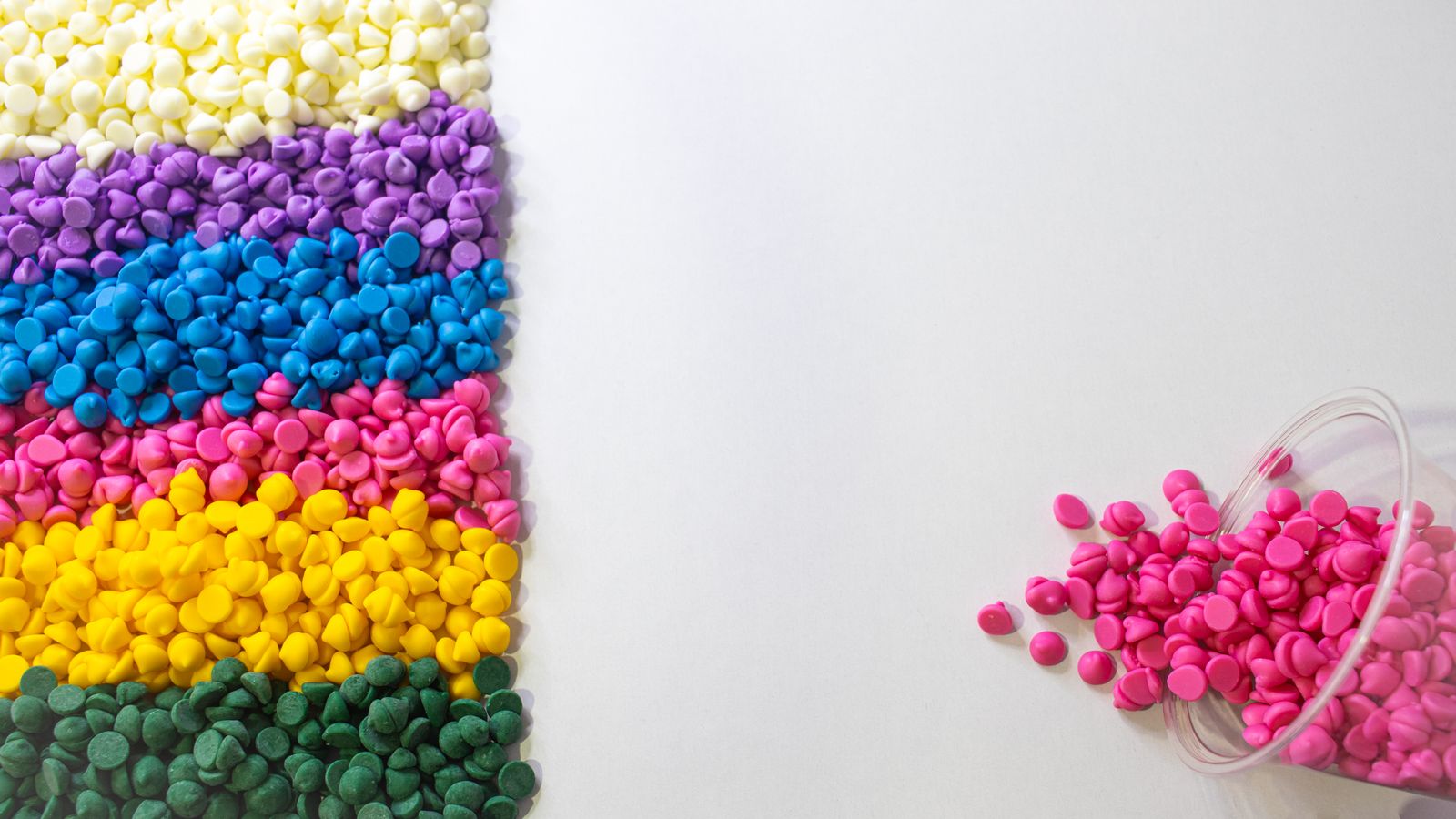 Coloured plastic polymer pellets
